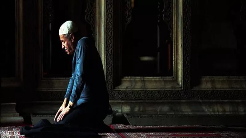 من يعجز عن الجلوس للتشهد.. كيف يصلي؟.. الإفتاء توضح الحكم الشرعي