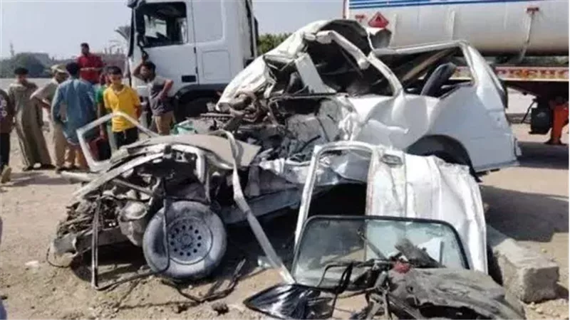 تصادم ميكروباص ونصف نقل بالطريق الأوسطي.. أنباء عن وفيات ومصابين