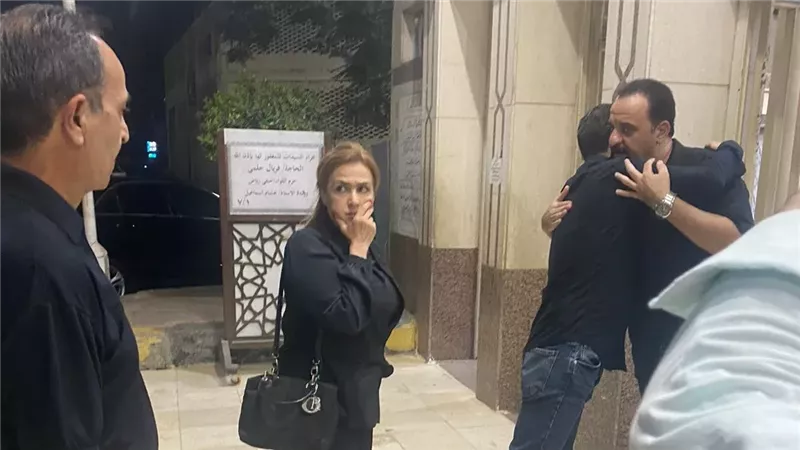 نجوم الفن والإعلام يواسون هشام إسماعيل في عزاء والدته بمسجد الحامدية الشاذلية