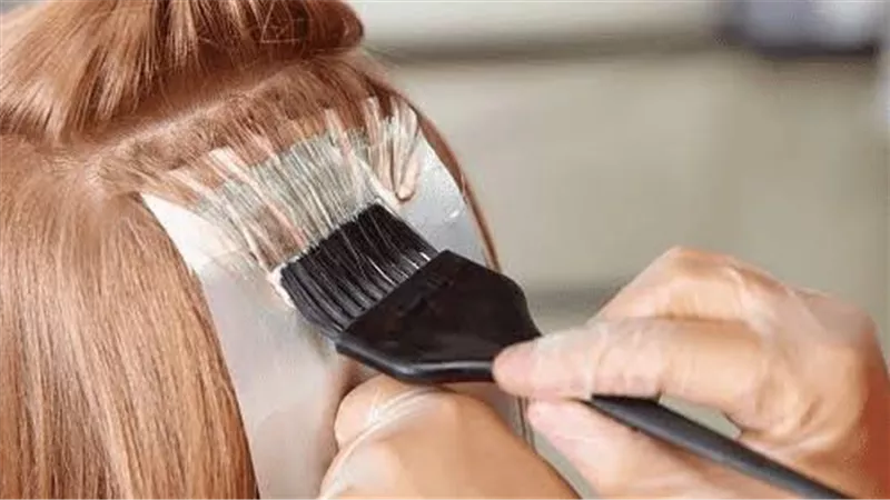 قبل أن تصبغي شعرك.. اعرفي أضرار الصبغة على فروة الرأس وطرق الحماية