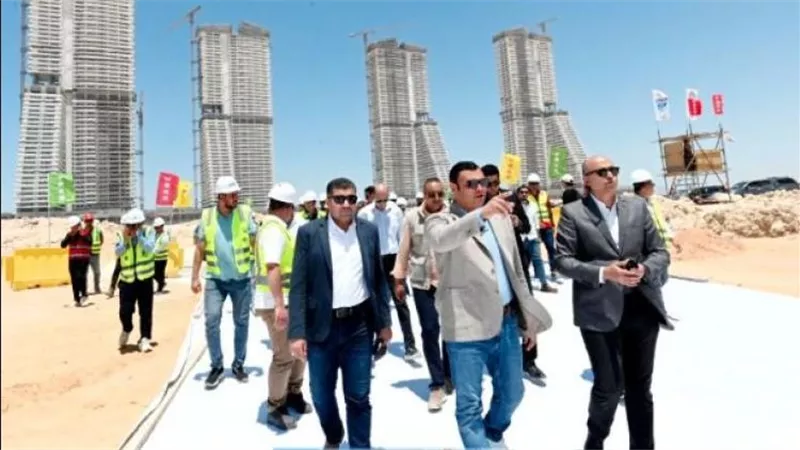 وزير الإسكان يتفقد أبراج «الداون تاون» وبحيرات «كريستال لاجون» بالعلمين الجديدة