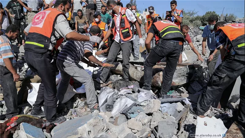 الاحتلال يمنع طواقم الإنقاذ من انتشال الضحايا المفقودين تحت الأنقاض شرق غزة