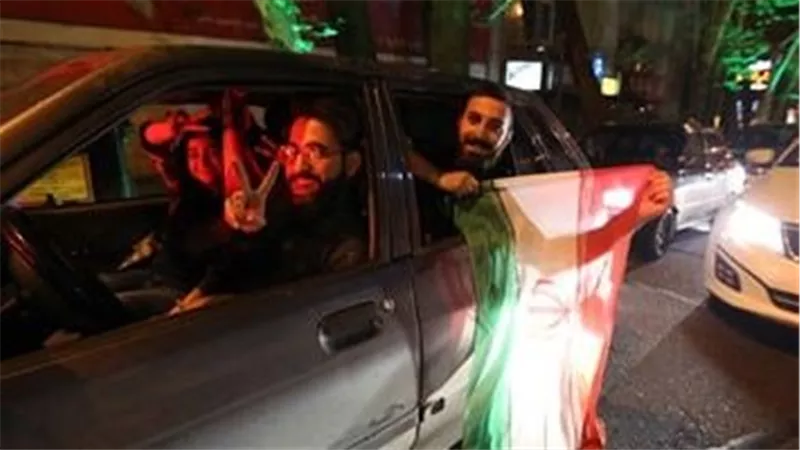 هتافات النصر تعلو في طهران بعد قصف القواعد الأمريكية