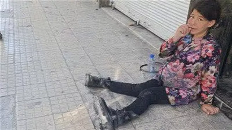 «طفلة حامل في شوارع دمشق».. صورة تهز الضمير وتكشف فوضى سوريا المحتلة