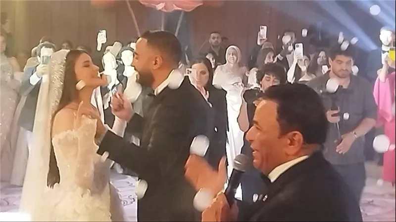 محمد فؤاد يغني لابنته في زفافها.. ودموعه تشعل القلوب