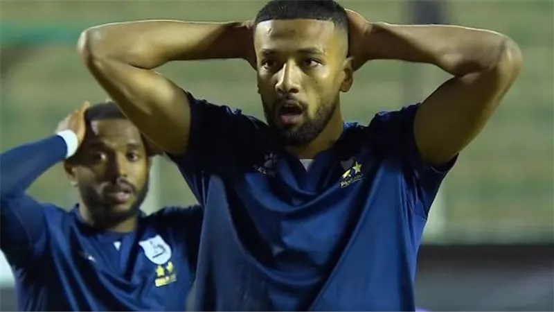 أحمد كالوشا يتمسك بالرحيل عن إنبي.. وينتظر عرضا رسميا لحسم مصيره