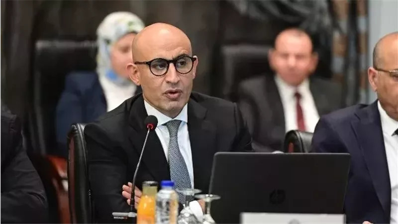 خيري رمضان يشيد بوزير التعليم.. «نجح في إنهاء بعبع الثانوية العامة بهدوء»