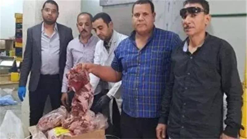  كارثة صحية داخل مطعم شهير بسوهاج.. لحوم فاسدة كادت تقدم للمواطنين