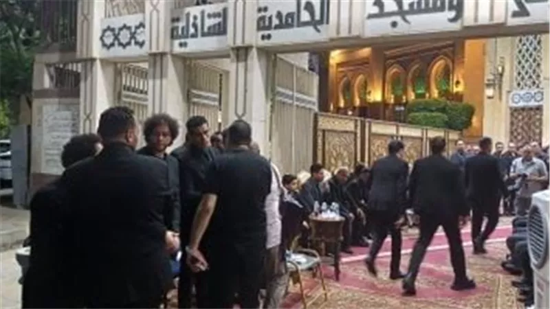 نجوم الأغنية الشعبية يودعون أحمد عامر في عزاء مهيب بالحامدية الشاذلية