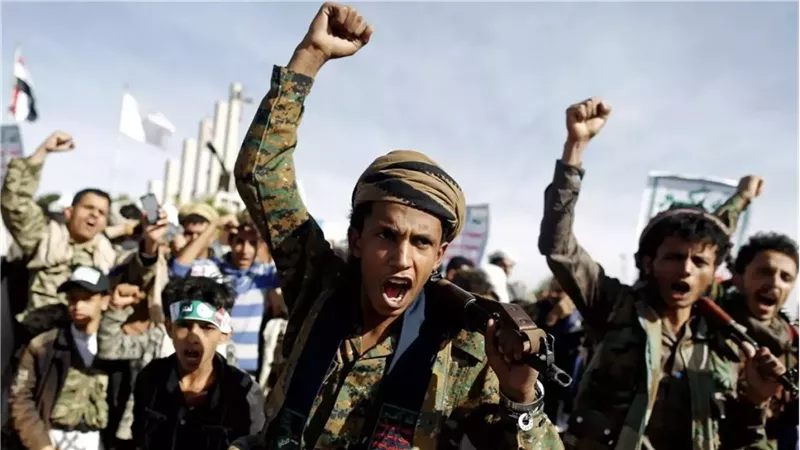 تصعيد جديد.. ناقلة بضائع تتعرض لهجوم في البحر الأحمر من الحوثيون