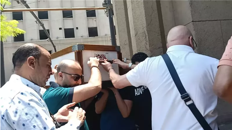  تامر عبد المنعم يودع والده الكاتب الكبير محمد عبد المنعم بالدموع