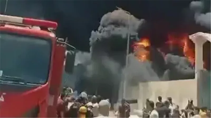 حريق هائل يلتهم مصنع إسفنج في دمياط.. وألسنة اللهب تمتد لمباني مجاورة
