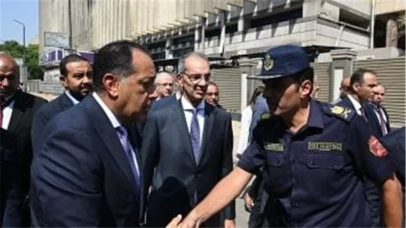 مدبولي يشيد بشجاعة رجال الحماية المدنية في السيطرة على حريق سنترال رمسيس