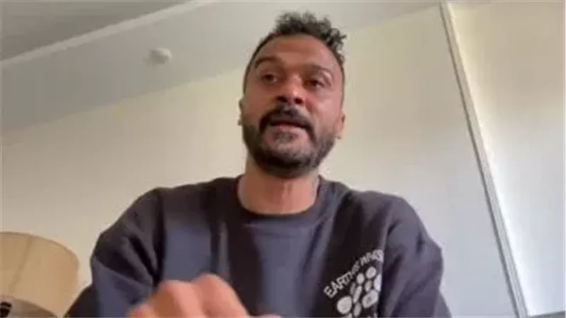 إبراهيم سعيد يبكي بعد خروجه من قسم الشرطة.. ويطالب برد اعتباره