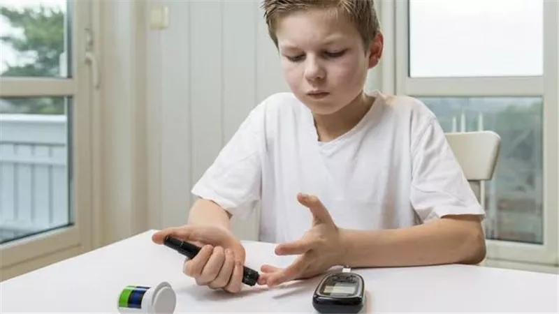 أضرار صامتة.. كيف يؤثر السكر على صحة طفلك دون أن تلاحظي؟
