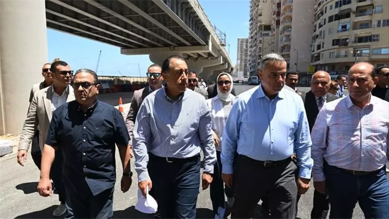 رئيس الوزراء يتفقد أعمال تطوير كورنيش ومحور «محمد نجيب» بالإسكندرية