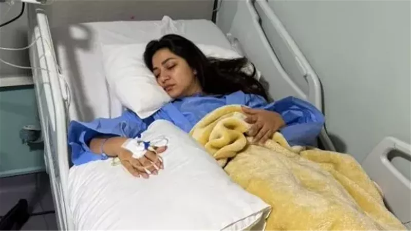 «سلامتك يا نور عيني».. صورة لرحمة محسن على سرير المرض تقلق الجمهور
