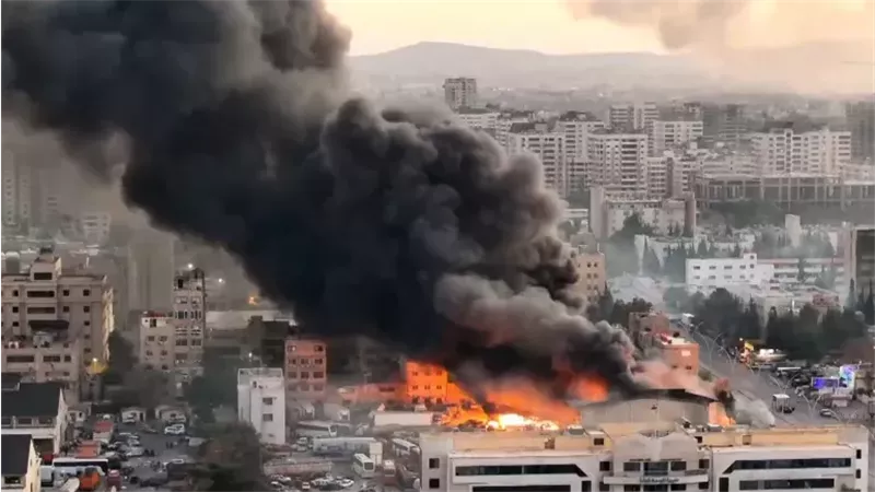 الاحتلال الإسرائيلي يصعد ضرباته في سوريا.. 13 مصابا واستهداف قصر الرئاسة بدمشق