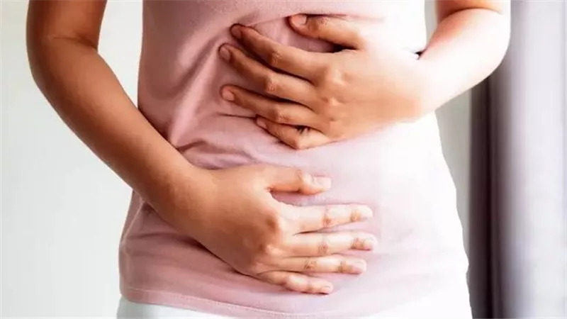 انتفاخ البطن بدون سبب؟.. 5 عادات تدمر الهضم يوميًا دون أن تلاحظ