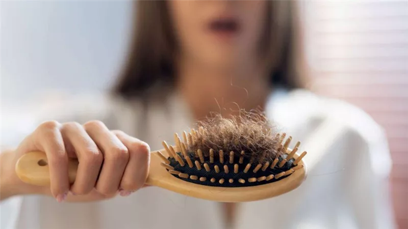 تساقط الشعر وأمراض المناعة الذاتية.. علاقة يجب أن تعرفها 
