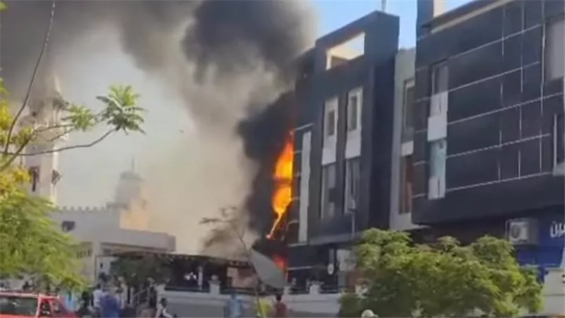 إنذار مفاجئ وإخلاء جزئي.. اندلاع حريق داخل «دبي مول» في الشيخ زايد