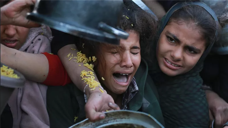 مصورون يوثقون المجاعة في غزة.. ووزارة الصحة تحذر من انهيار شامل