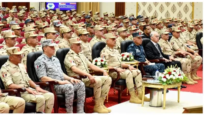 وزير الدفاع يلتقي قادة وضباط المنطقة المركزية.. «القوات المسلحة درع الوطن وسيفه»