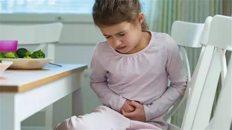 من الحلويات إلى الحالة النفسية.. مفاجآت حول أسباب «عسر الهضم لدى الصغار»