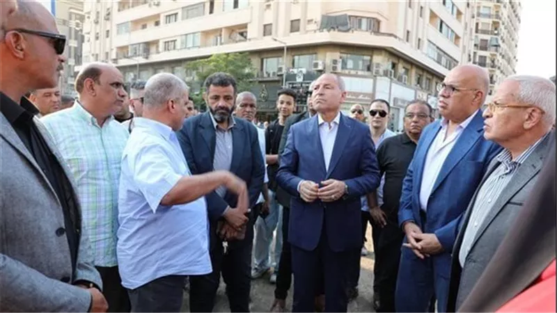 محافظ القاهرة يتفقد حديقة الأزبكية ويشدد على سرعة رفع كفاءة الطرق