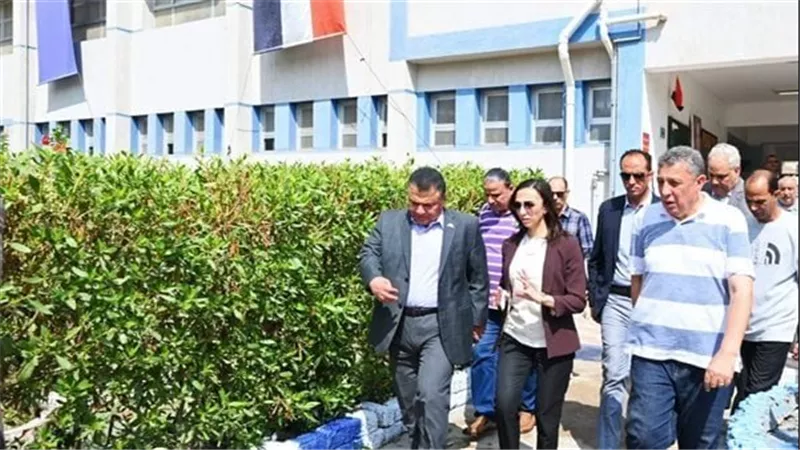 محافظ البحيرة تتفقد اللجان الانتخابية بدمنهور وتعلن رفع درجة الاستعداد القصوى
