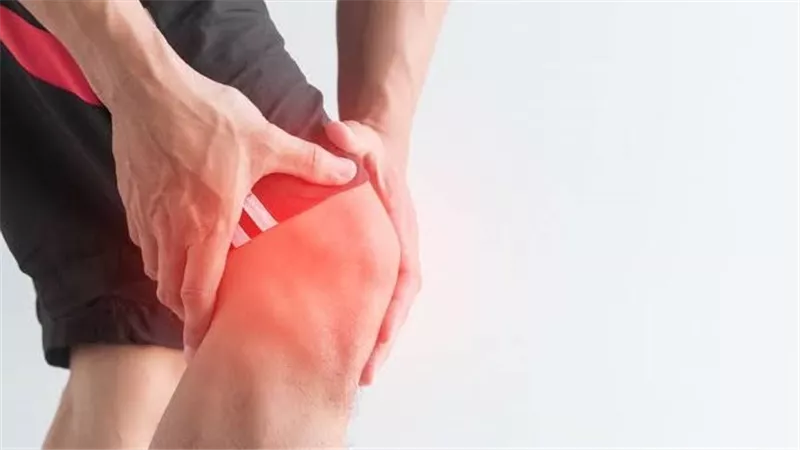 لماذا تشعر بثقل في الركبة عند فردها؟.. 5 تفسيرات طبية محتملة