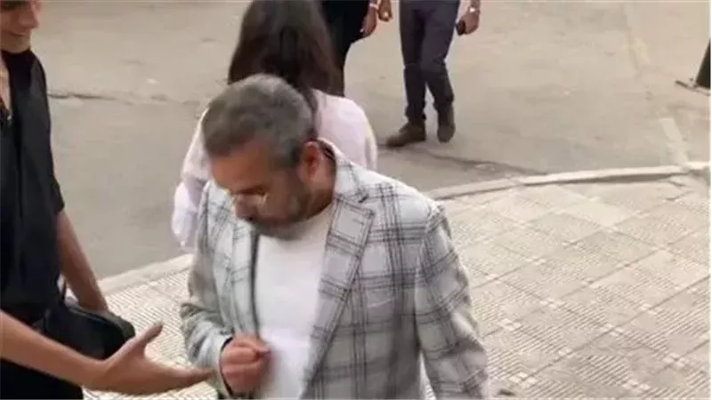 أحمد عبد العزيز يكشف حقيقة أزمة تجاهله معجبا.. «سوء تفاهم لحظي»