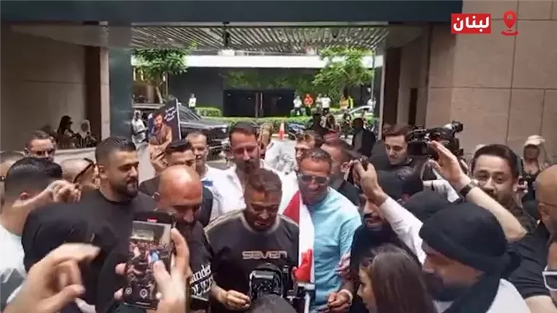 الجمهور اللبناني يحمل تامر حسني على الأكتاف في مشهد احتفالي مهيب