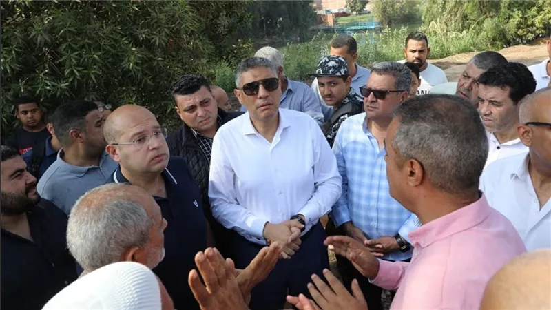 محافظ الجيزة يتفقد محطة قطار نكلا ويكلف بحلول عاجلة لعبور آمن للمشاة