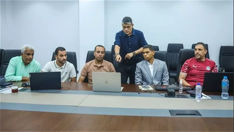 أوسكار رويز يجتمع بالحكام لمراجعة أداء الجولة الأولى بالدوري الممتاز