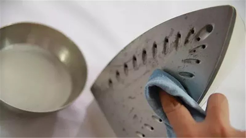 «5 حيل سحرية» للتخلص من آثار الحرق على المكواة دون عناء
