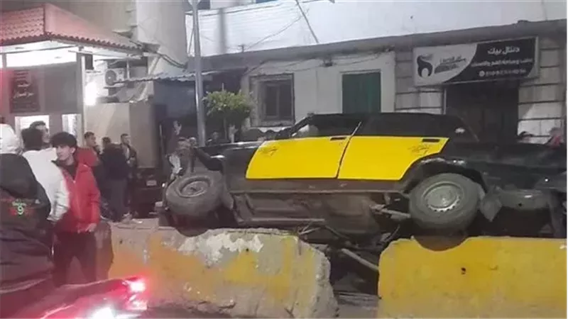  لحظات رعب في شبرا.. حادث سيارة ينتهي بدهس المارة وتنقلب وسط الشارع 