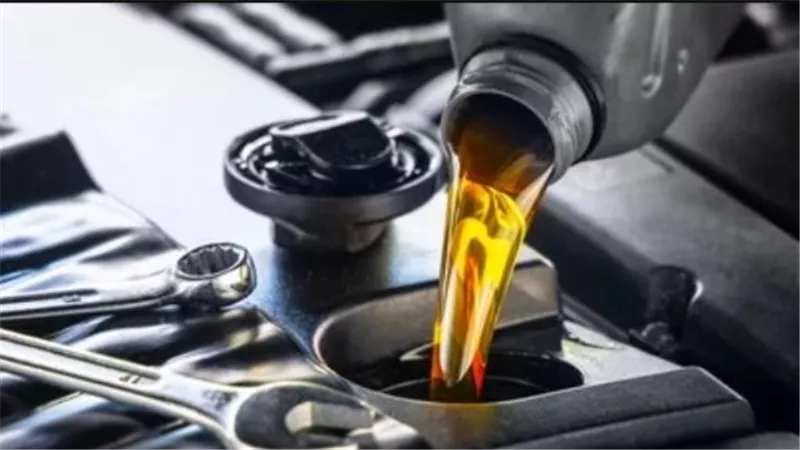 دليلك المبدئي.. الفروق الأساسية بين زيت الديزل وزيت البنزين