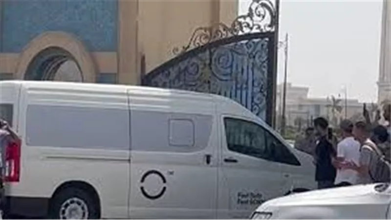 لحظة مؤثرة.. وصول جثمان تيمور تيمور إلى مسجد المشير وسط حضور النجوم