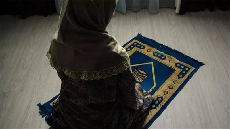 الإفتاء تحسم الجدل حول «حكم كشف قدم المرأة» أثناء الصلاة