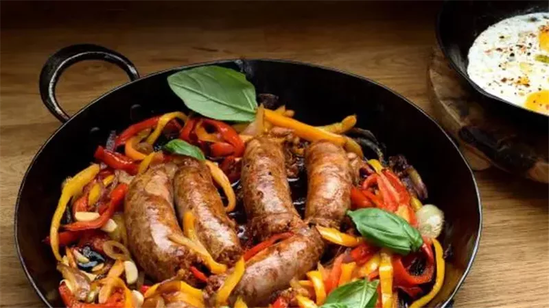 طريقة تحضير «السجق مع البطاطس ودبس الرمان» بوصفة سهلة ومذاق مميز 