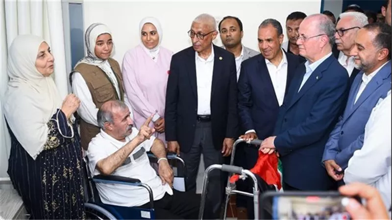 زيارة رسمية بطابع إنساني.. شكري يرافق رئيس الوزراء الفلسطيني للاطمئنان على الجرحى