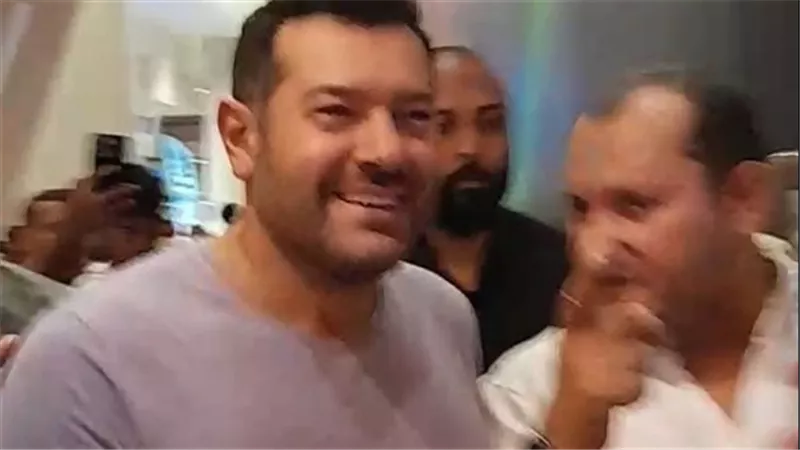 عالم درويش.. عمرو يوسف يحتفل بنجاح فيلمه الجديد في مول مصر