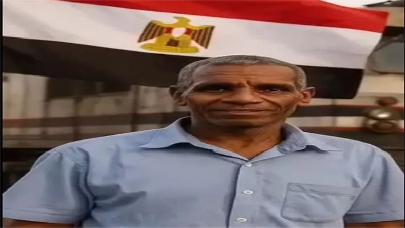 ثوان حاسمة أنقذت حياة شاب..كيف غامر عامل المزلقان بحياته لينقذ آخر؟