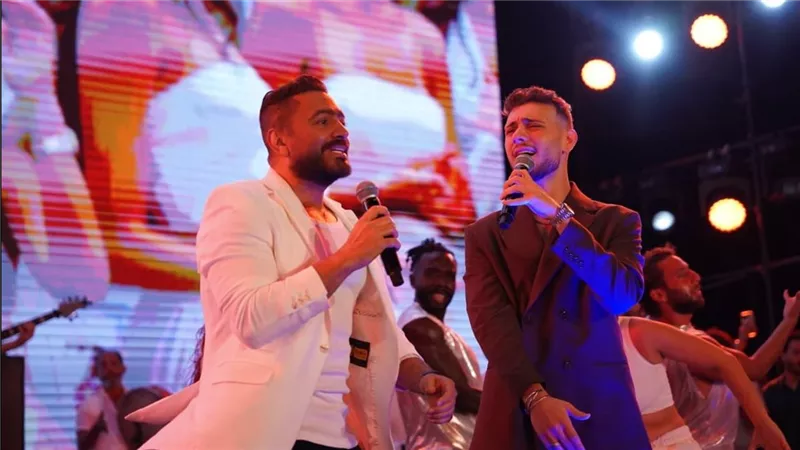 تامر حسني والشامي يشعلان ليالي مراسي بحفل جماهيري ضخم