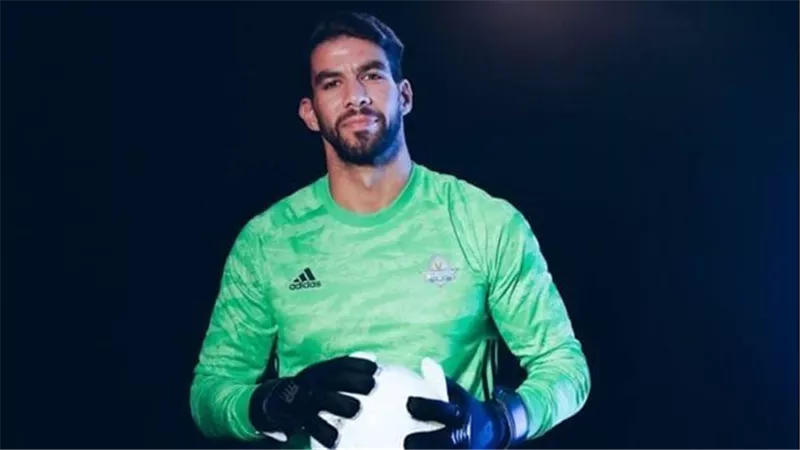 شريف إكرامي ينفي توليه منصبا إداريا في بيراميدز عقب اعتزاله
