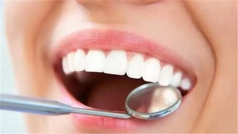 «مفتاح ابتسامتك المشرقة».. أطعمة تحافظ على صحة الأسنان وأخرى تدمرها