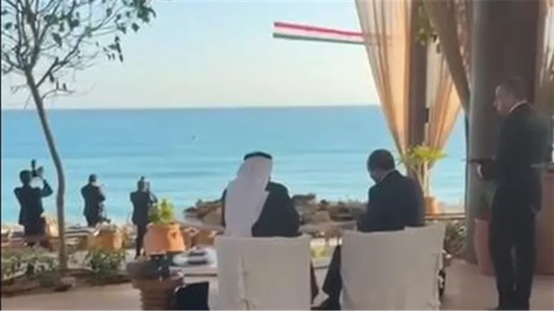 لقاء ودي يجمع الرئيس السيسي والشيخ بن زايد على شاطئ العلمين