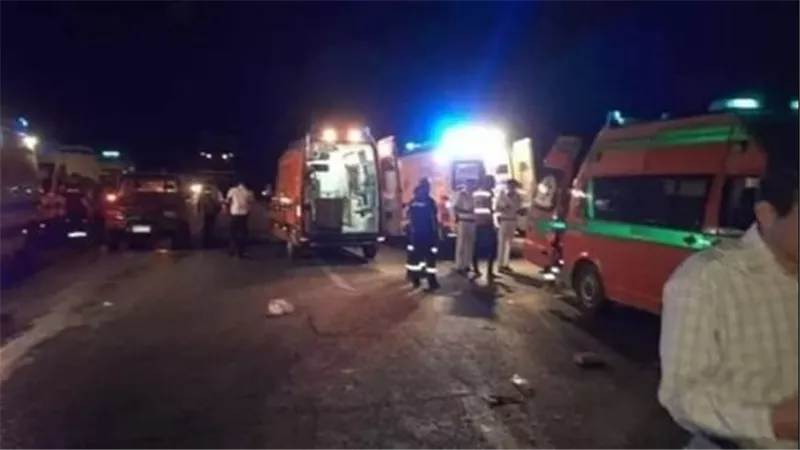 حادث مروع أمام معبد دندرة.. إصابة 3 شباب في تصادم موتوسيكلين