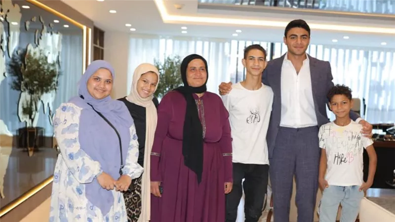 عصام العرجاني يتبنى عبقري الرياضيات الصغير.. تعليم وحياة كريمة